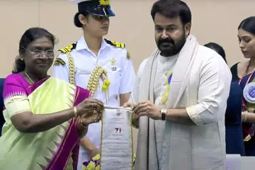 இந்திய அதிபர் முர்முவிடமிருந்து ‘தாதா சாகேப் பால்கே’ விருது பெற்ற மலையாள நடிகர் மோகன்லால்.