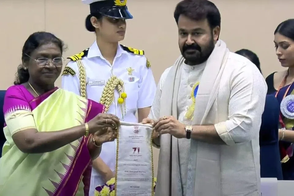 இந்திய அதிபர் முர்முவிடமிருந்து ‘தாதா சாகேப் பால்கே’ விருது பெற்ற மலையாள நடிகர் மோகன்லால்.