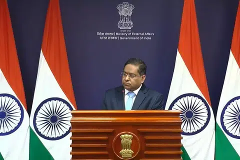 வளைகுடா பகுதியில் உள்ள இந்தியர்களின் பாதுகாப்பிற்காக அவர்களுடன் நெருங்கிய தொடர்பில் இருப்பதாக வெளியுறவு அமைச்சின் பேச்சாளர் ரந்தீர் ஜெய்ஸ்வால் கூறினார்.