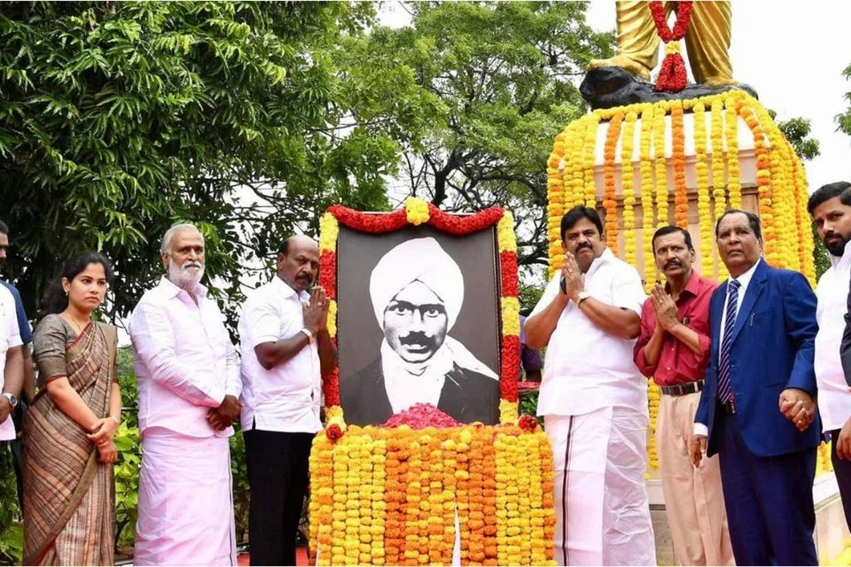 தமிழக அரசு சார்பில் அமைச்சர்கள் மா.சுப்பிரமணியன், சேகர்பாபு மற்றும் உள்ளாட்சிப் பிரதிநிதிகள், அரசு உயர் அலுவலர்கள் பாரதியார் படத்திற்கு மலர்தூவி மரியாதை செலுத்தினர்.