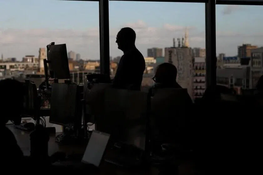 ‘ஏஐ’ வளர்ச்சியால் ஆட்குறைப்பு; அச்சத்தில் இளம் ஊழியர்கள் 