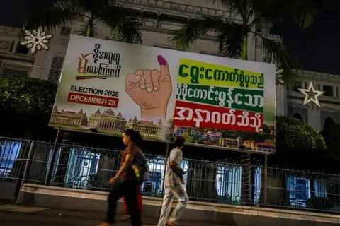 யங்கூனின் திங்கேங்யு பகுதியிலுள்ள சாலையில் தேர்தல் பதாகை வைக்கப்பட்டுள்ளது.