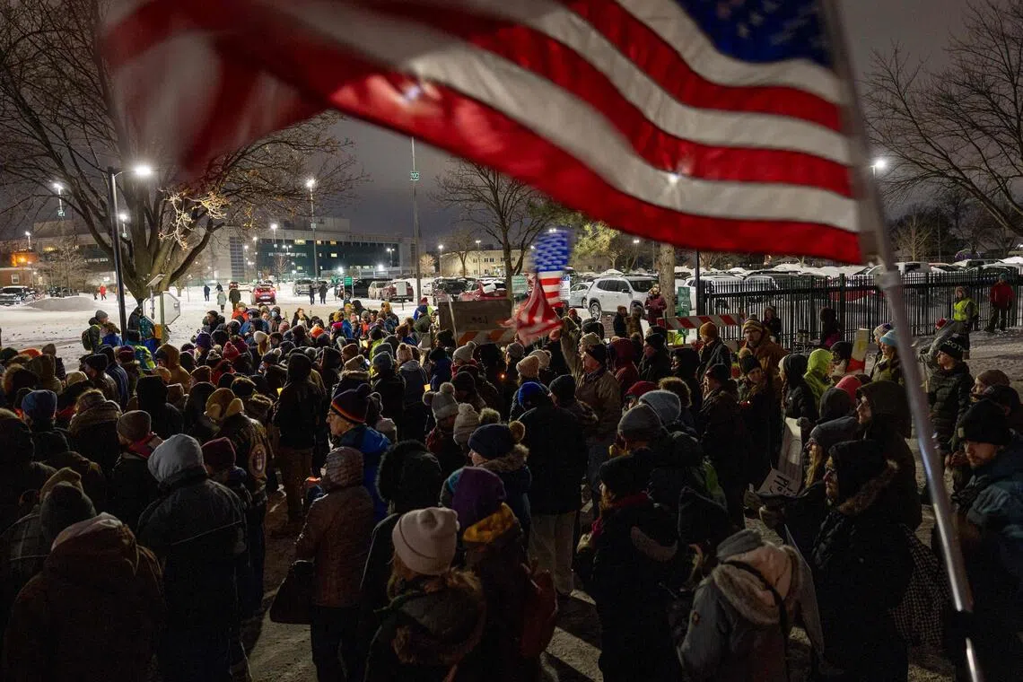 அமலாக்க அதிகாரிகள் சீருடையில் கேமராக்கள் இருக்கும்: அமெரிக்க அமைச்சர்