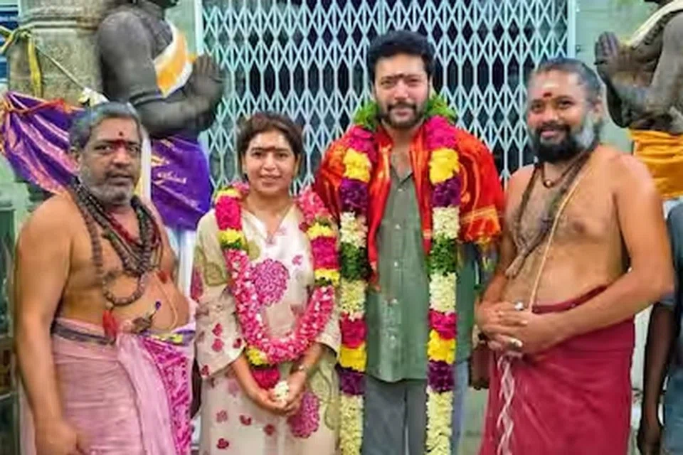 குன்றக்குடி கோயிலில் ஜோடியாக மாலையோடு காட்சியளித்த ரவி மோகன்.