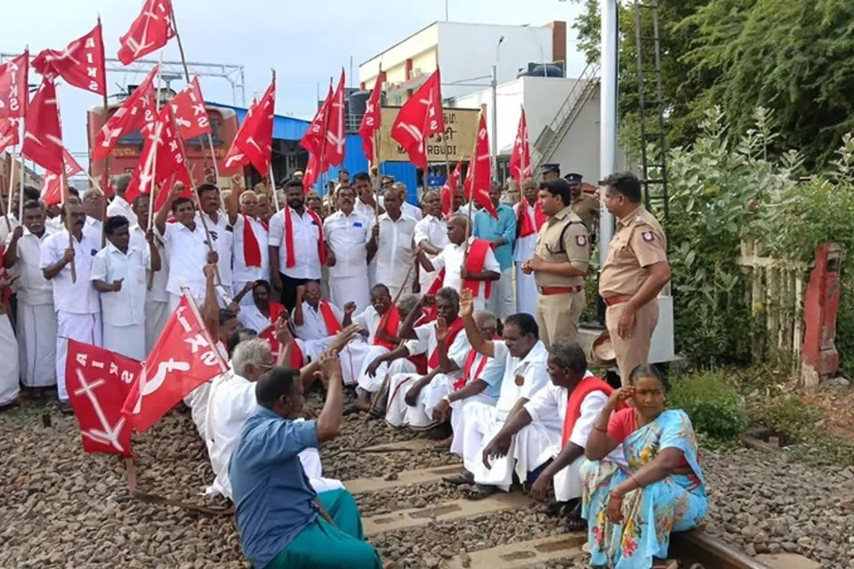 காவிரி நீர் விவகாரம் தொடர்பாக மத்திய, கர்நாடக அரசுகளை கண்டித்து மன்னார்குடியில் விவசாயிகள் சங்கத்தினர் ரயில் மறியல் போராட்டத்தில் ஈடுபட்டனர்.