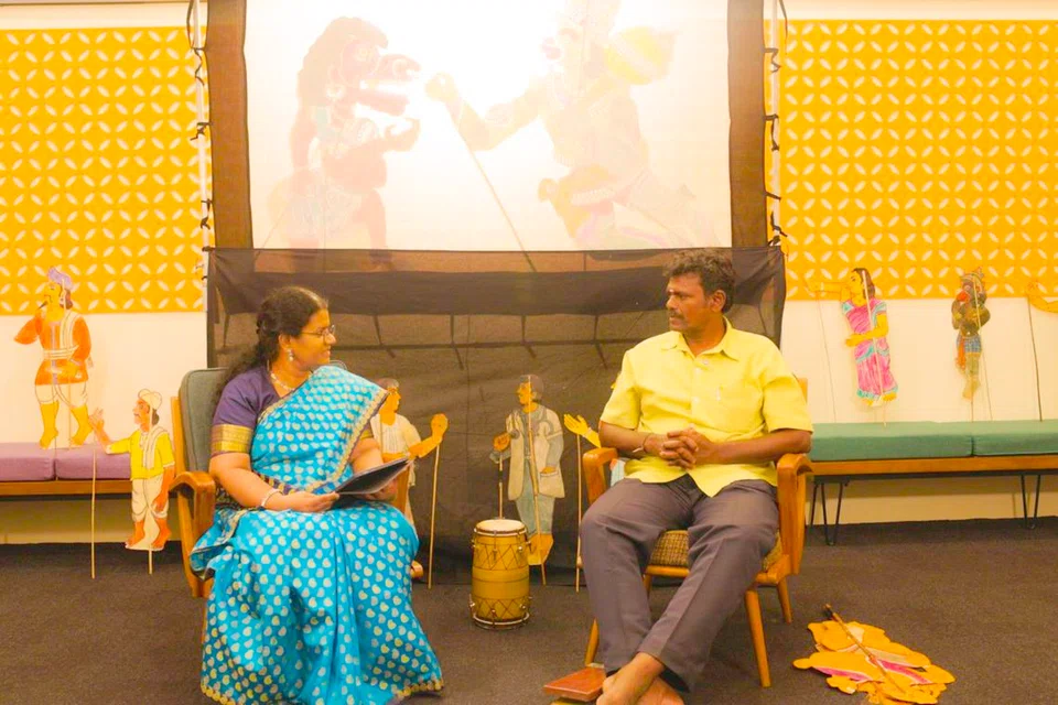 பயிலரங்குகளில் சிங்கப்பூர் மாணவர்கள் தாம் எதிர்பார்த்ததைவிட ஆர்வத்துடனும் ஈடுபாட்டுடனும் கற்றுக்கொண்டதாக  ‘ஆய கலை அரிய கலைஞர்’ வலையொளித் தொடருக்கு அளித்த சிறப்பு நேர்காணலில் குறிப்பிட்ட தோல்பாவைக்கூத்துக் கலைஞர் முத்துச்சந்திரன் ராவ் (வலது), தமிழ் முரசு உதவி ஆசிரியர் கலைச்செல்வி வைத்தியநாதன்.