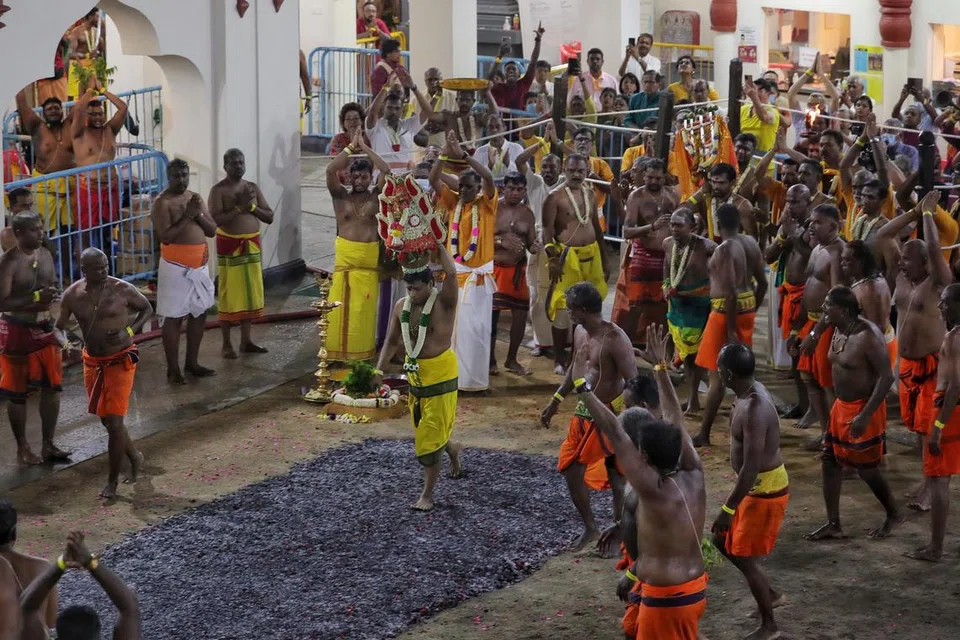 கடந்த ஆண்டின் தீமிதித் திருவிழாவில் தலைமைப் பண்டாரம் தலையில் சக்திக் கரகத்துடன் தீக்குழியைக் கடந்து சென்றார். 