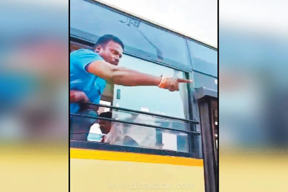 கேள்வி கேட்ட பெண்ணைத் திட்டும் நடத்துநர்.