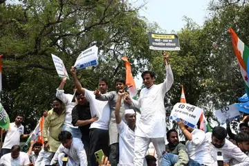 புதுடெல்லியில் உள்ள அக்பர் சாலையில் இருக்கும் அகில இந்திய காங்கிரஸ் செயற்குழுவின் அலுவலகத்திற்கு வெளியே மத்தியில் ஆளும் பாஜகவைக் கண்டித்து போராட்டத்தில் ஈடுபட்ட காங்கிரஸ் தொண்டர்கள்.