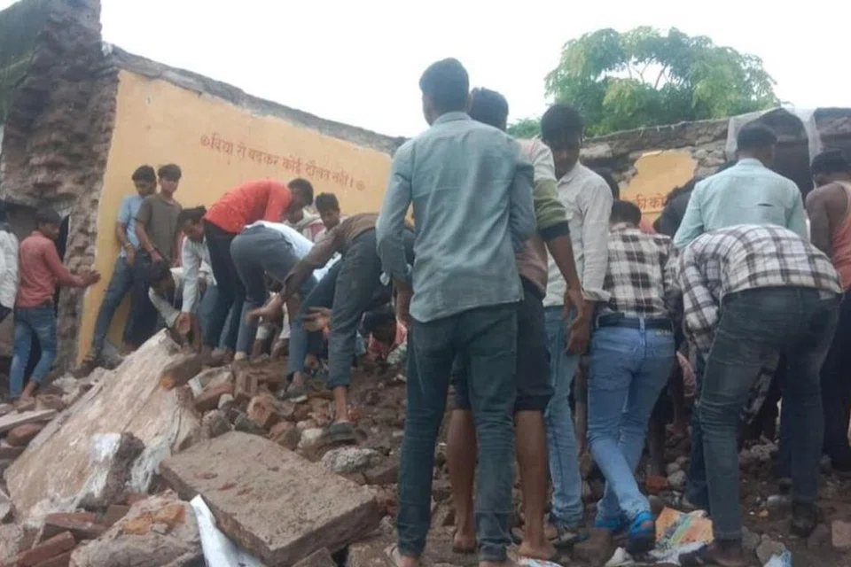 விபத்துகுறித்து தகவலறிந்த கிராம மக்கள்  இடிபாடுகளுக்குள் சிக்கிய மாணவ-மாணவியர், ஆசிரியர்களை மீட்கும் பணியில் ஈடுபட்டனர்.