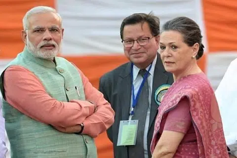 மகளிர் இடஒதுக்​கீட்டுச் சட்​டத்தை அமல்​படுத்​த அனைத்​துக் கட்​சிகளும் ஒத்​துழைப்பு அளிக்க வேண்​டும் எனப் பிரதமர் நரேந்திர மோடி (இடம்) கேட்டுக் கொண்டுள்ளார். சோனியா காந்தி (வலம்) எதிர்க்கிறார்.