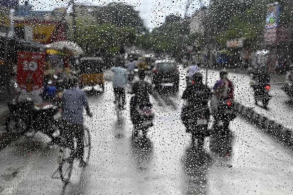 தென்கிழக்கு வங்கக்கடலில் உருவாகியுள்ள குறைந்த காற்றழுத்த தாழ்வுப் பகுதி, மேலும் வலுப்பெற்று வடமேற்குத் திசையில் நகரும் என வானிலை ஆய்வு மையம் கணித்துள்ளது. 