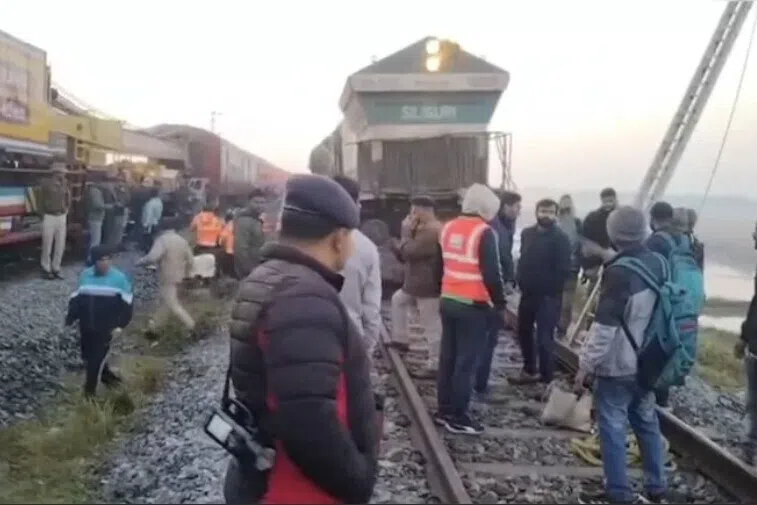 ரயில் மோதி 8 யானைகள் மரணம்