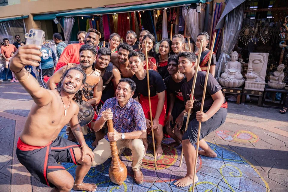 துணையமைச்சர் தினே‌ஷ் வாசு தாஸ் உடன் களரி அகாடமி குழுவினரில் சிலர்.