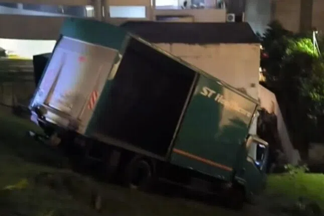 ஆர்ச்சர்ட் ரோடு வட்டாரத்தில் சாலையில் சறுக்கிய லாரி: காவல்துறை விசாரணை