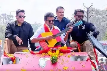 பரிசளிக்கப்பட்ட கிட்டாரை ஓரிரு நிமிடங்கள் வாசித்தார் விஜய்.
