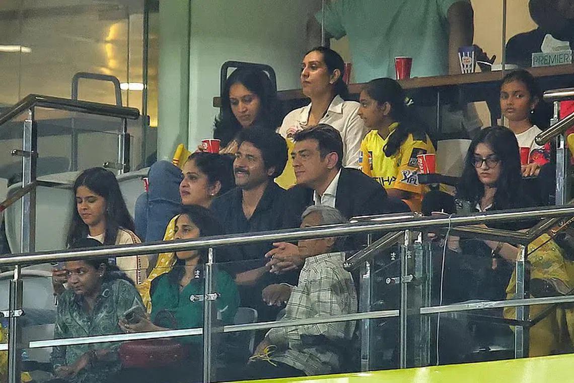 திருமண நாள் கொண்டாட்டம்: கிரிக்கெட் போட்டியைக் கண்டு ரசித்த அஜித், ஷாலினி