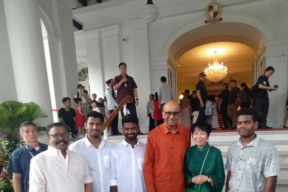 மழையையும் பொருட்படுத்தாது அதிபரைக் காணவந்த வெளிநாட்டு ஊழியர்களை அதிபர் தர்மனும் அவருடைய துணைவியார் ஜேன் இத்தோகியும் அன்போடு வரவேற்றனர்.