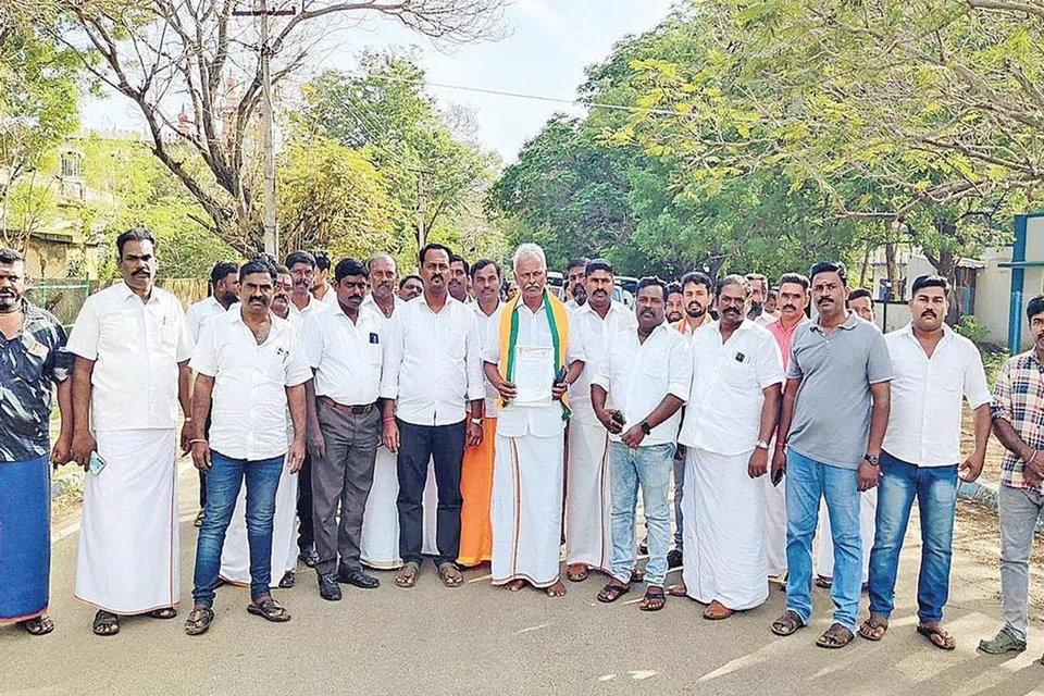 ராமநாதபுரம் மாவட்டக் காவல் கண்காணிப்பாளரிடம் மனு அளிக்க திரண்டு வந்த பாஜகவினர்.