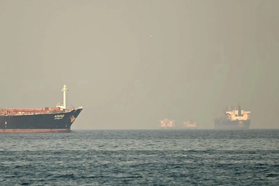 ஹோர்முஸ் நீரிணையைக் கடக்கத் தயாராக இருந்த கப்பல்கள், ராணுவப் பதற்றங்கள் காரணமாகக் கடற்பரப்பில் நங்கூரமிட்டுள்ளன. 