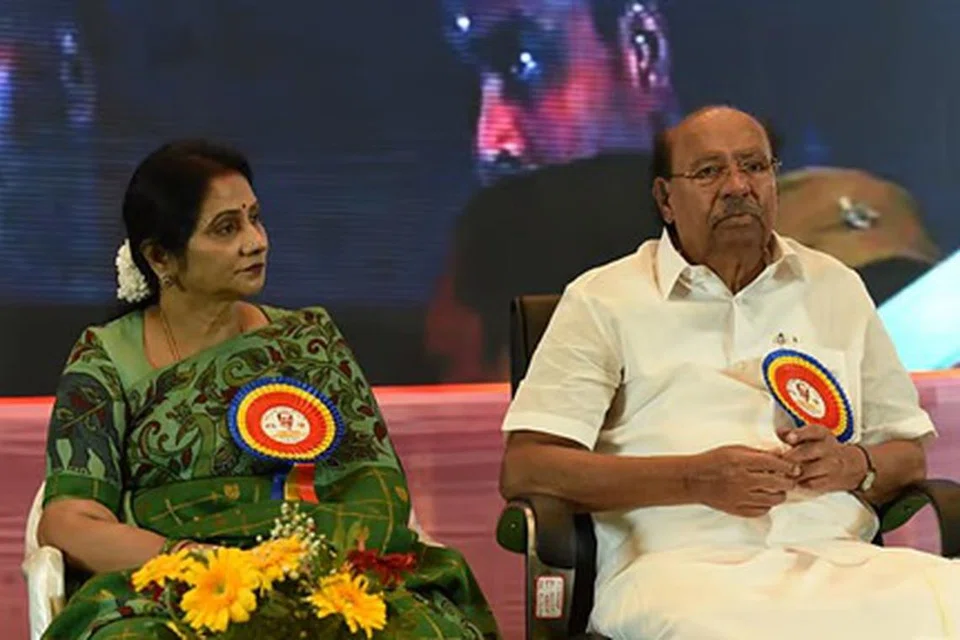 மகள் காந்திமதியுடன் ராமதாஸ்.