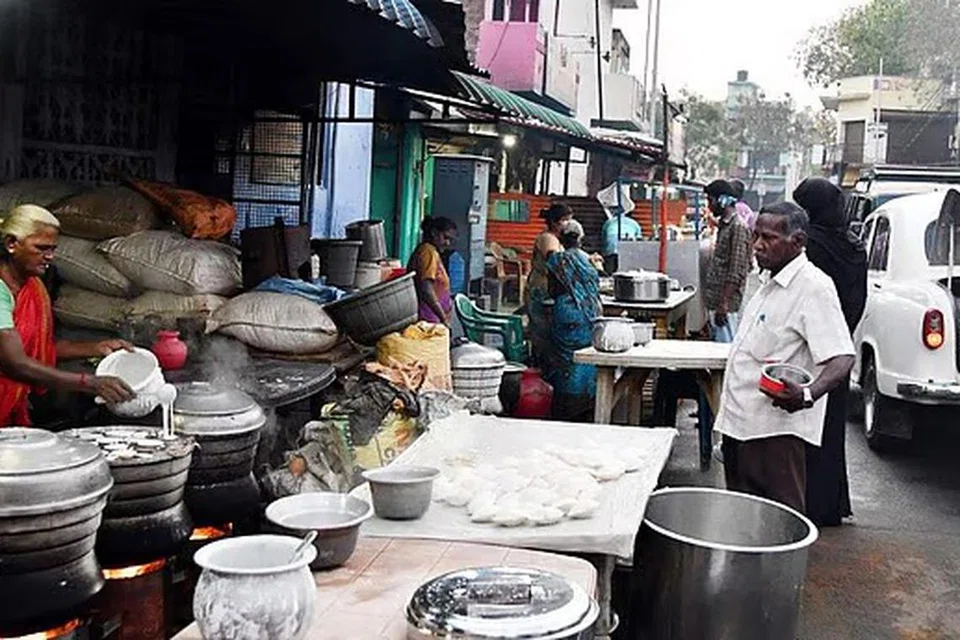 கொரோனா நெருக்கடி வேளையில் குறைந்த செலவில் தயாரிக்கப்பட்ட ஈரோடு இட்லிகள் லட்சக்கணக்கான குடும்பங்களின் பசியைப் போக்கியதில் முக்கியப் பங்கு வகித்தன.