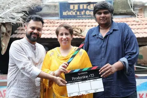 படத்தின் தொடக்க நிகழ்வில் தயாரிப்பாளர்களுடன் கார்த்திக் சுப்புராஜ் (வலது).