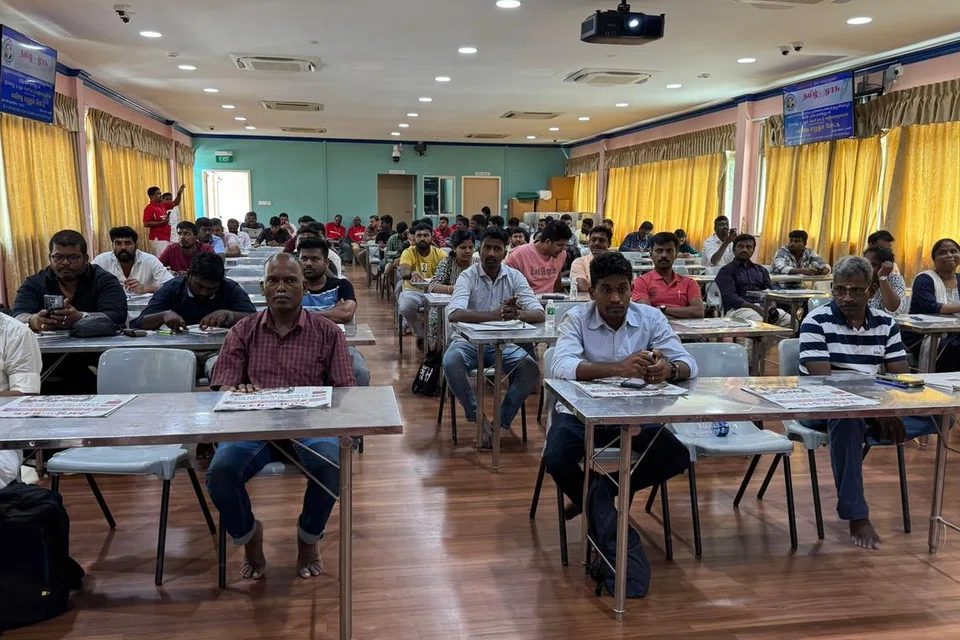 போட்டியில் கலந்துகொண்டு கவிதை எழுதும் வெளிநாட்டு ஊழியர்கள்