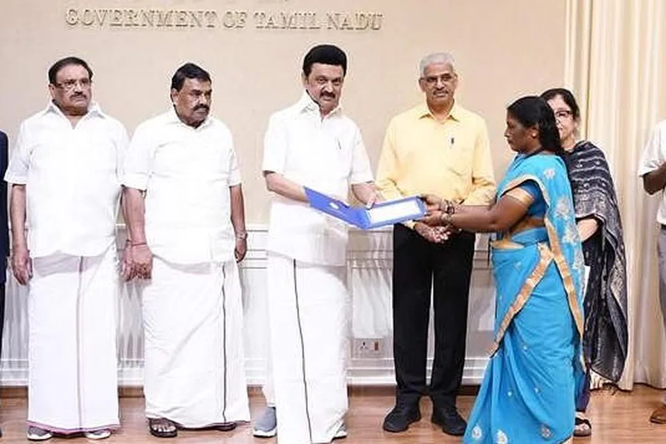 தலைமைச் செயலகத்தில் பயனாளி ஒருவருக்கு காசோலை வழங்கும் முதல்வர் ஸ்டாலின்.