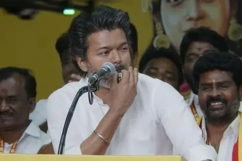 ‘விசில்’ ஊதி தொண்டர்களை உற்சாகப்படுத்திய விஜய்.
