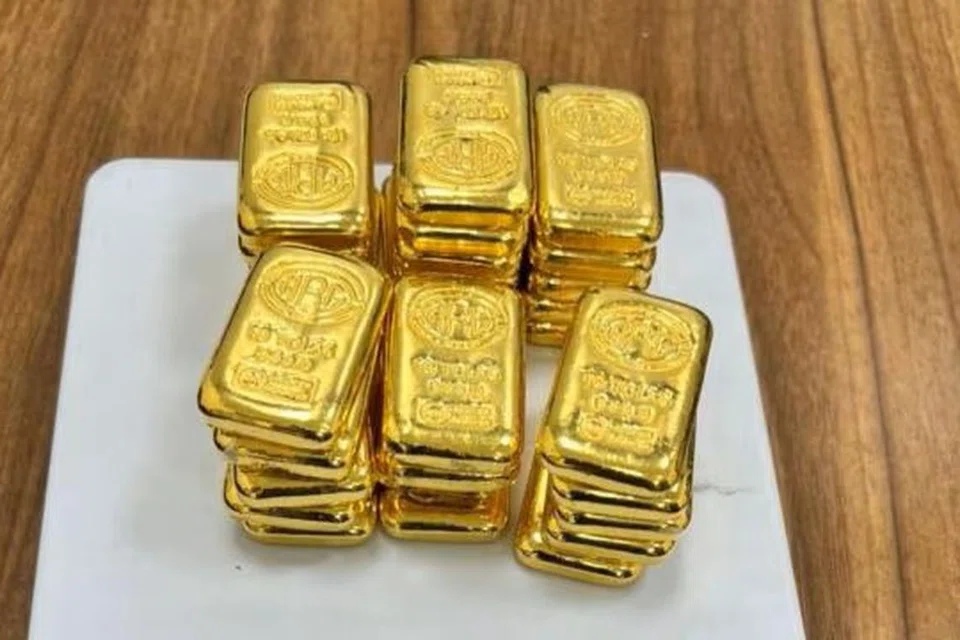 மூன்று பொட்டலங்களில் மறைத்துவைத்து தங்கக் கட்டிகள் கடத்தப்பட்டதாக அதிகாரிகள் தெரிவித்தனர்.