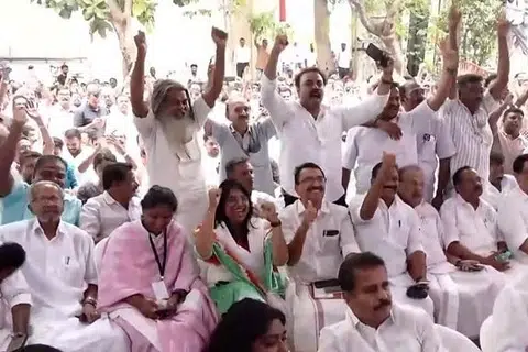 மும்முனைப் போட்டி நிலவிய நிலையில், காங்கிரஸ் தலைமையிலான அணி வெற்றி பெற்றுள்ளது.