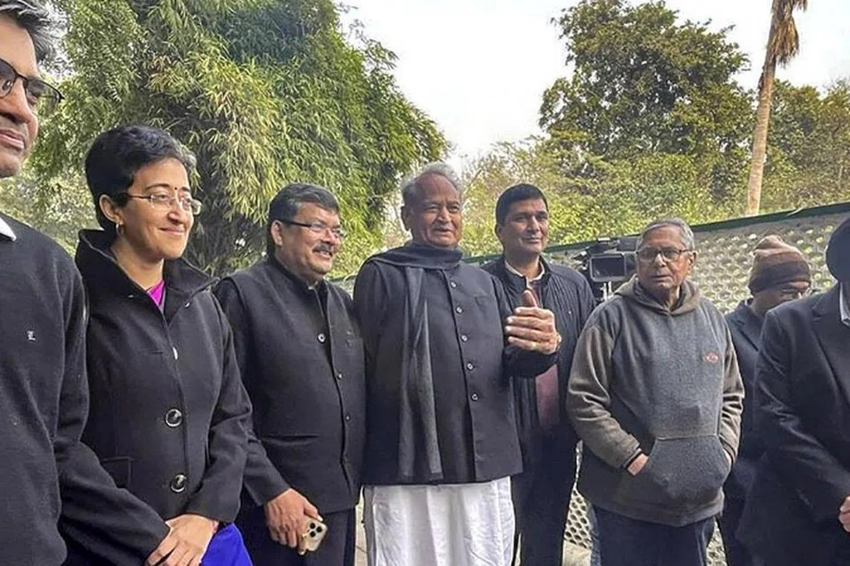 இண்டியா கூட்டணியில் தொகுதி ஒதுக்கீடு தொடர்பாக காங்கிரஸ் மற்றும் ஆம் ஆத்மி இடையே டெல்லியில் திங்கட்கிழமை நடைபெற்ற ஆலோசனைக் கூட்டத்தில் கலந்து கொண்ட காங்கிரஸ் தேசிய கூட்டணிக் குழுத் தலைவர் முகுல் வாஸ்னிக், அசோக் கெலாட், அர்விந்தர் சிங் லவ்லி, ஆம் ஆத்மி தலைவர்கள் அதிஷி, சவுரப் பரத்வாஜ், சந்தீப் பதக் உள்ளிட்டோர். 