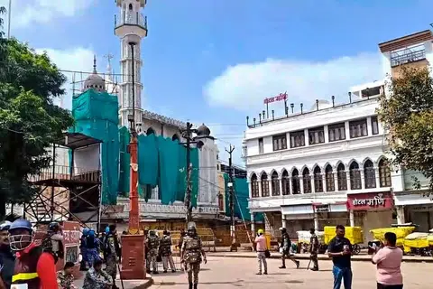 வதந்தியை நம்பி ஏராளமானோர் பள்ளிவாசல் முன் திரண்டு போராட்டத்தில் ஈடுபட்டனர். பின்னர் கல்வீச்சு உள்ளிட்ட வன்முறைச் சம்பவங்களும் அரங்கேறின.