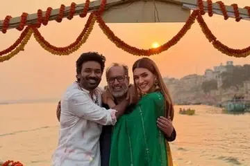 காசியில் கங்கை நதிக்கரையில் தனுஷ், இயக்குநர் ஆனந்த் எல்.ராய், கிரித்தி சனோன்.