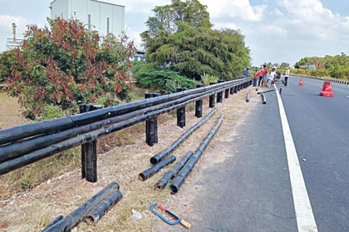 விபத்தின்போது உயிரிழப்புகளைத் தவிர்க்க தேசிய நெடுஞ்சாலைகளில் மூங்கில் கழி சாலையோரத் தடுப்புகள் 