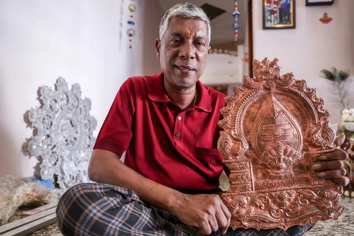 உள்ளூர் கலைஞரின் கைவண்ணத்தில் மிளிரும் தைப்பூசக் காவடிகள்