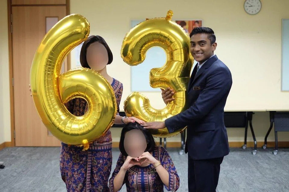 திரு டினோவும் அவருடன் பணியாற்றிய சக சிங்கப்பூர் ஏர்லைன்ஸில் பணிக்குழு உறுப்பினர்கள்.