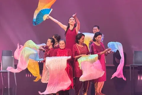 14 முதல் 86 வயது வரையிலான நடனமணிகள் மேடையில் இணைந்தனர்.