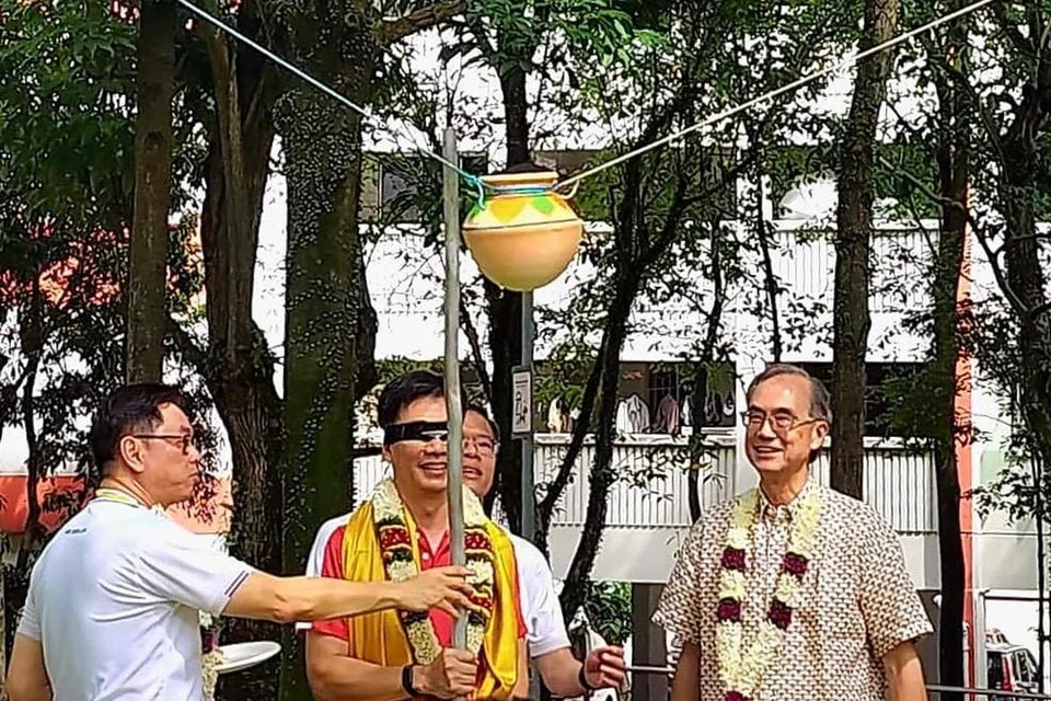 நீ சூன் குழுத்தொகுதி அடித்தள அமைப்புகளுக்கான ஆலோசகர் டெரிக் கோ உறியடிக்கும் விளையாட்டில் பங்கேற்றார்.