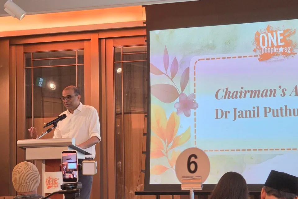 சனிக்கிழமை (அக்டோபர் 3) மாலை நடைபெற்ற ‘ஒன்பீப்பள்.எஸ்ஜி’ அமைப்பின் தொண்டூழியர்களைப் பாராட்டும் தேநீர் விருந்தில் அதன் தலைவரும் கல்வி, நீடித்த நிலைத்தன்மை, சுற்றுப்புற மூத்த துணை அமைச்சருமான டாக்டர் ஜனில் புதுச்சேரி உரையாற்றினார்.