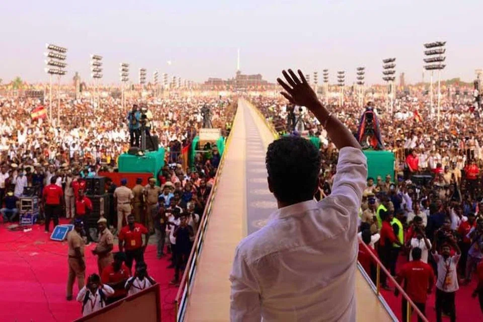 விக்கிரவாண்டி அடுத்துள்ள வி.சாலையில் ‘வெற்றி கொள்கைத் திருவிழா’ கூட்டத்தில் தமிழகம் முழுவதும் இருந்து லட்சக்கணக்கான கட்சித் தொண்டர்கள் கலந்துகொண்டனர்.