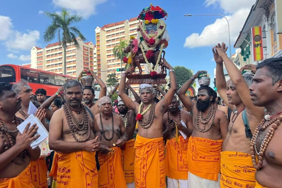 சிவனடியார்கள் சூழ எடுத்துச் செல்லப்படும் பன்னிரு திருமுறைகளைத் தாங்கும் மரத்தாலான இடபம்.