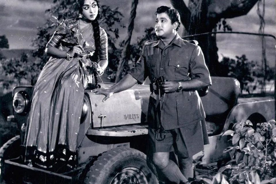 ‘ஆலயமணி’ படத்தில் சிவாஜி, சரோஜா தேவி நடித்தனர். அப்படத்தில் வரும் பாடல்கள் இன்றும் பலரின் மனதில் ஒலிக்கின்றன.
