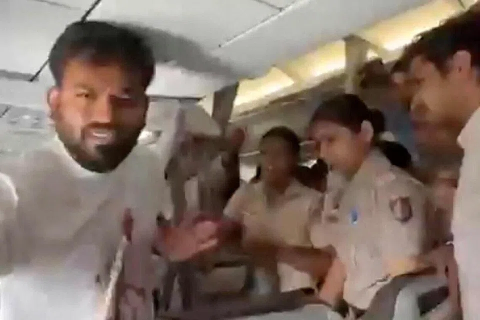 புதுடெல்லியில் சனிக்கிழமை (அக்டோபர் 10) விமானத்தில் அபிஜித் தீப்கேயைக் காவல்துறையினர் கைது செய்கின்றனர்; எக்ஸ் தளத்தில் வெளியான காணொளியிலிருந்து எடுக்கப்பட்ட படம்.