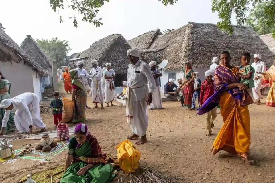 மெய்வழி சிற்றூரில் ஆண்கள் தலைப்பாகையுடன் வலம் வருகிறார்கள்.