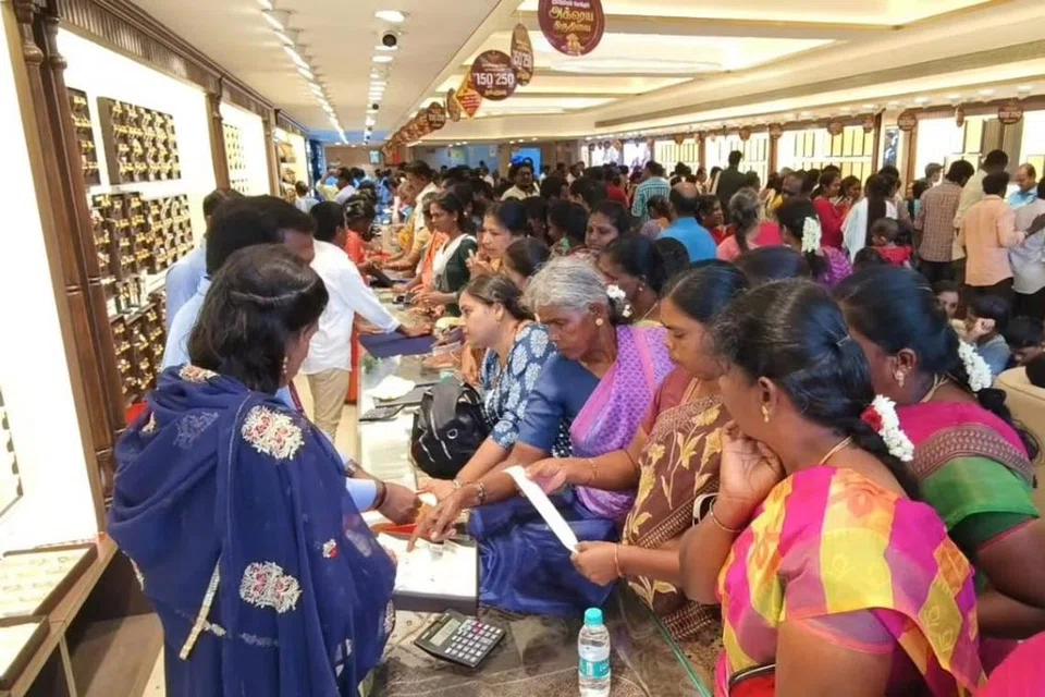 கோவை நகைக்கடையில் திரண்ட பொதுமக்கள்.