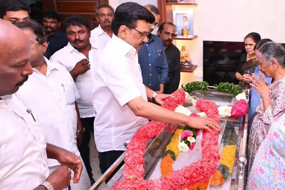 ஈரோடு தமிழன்பன் உடலுக்கு முதலமைச்சர் மு.க.ஸ்டாலின் நேரில் சென்று அஞ்சலி செலுத்தினார்.