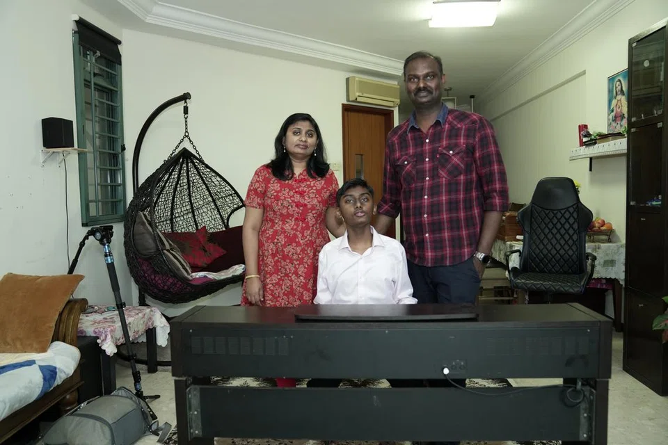 மகன் அஷ்வத்துடன் (நடுவில்) ஆசீர் - அஜிதா இணையர்.