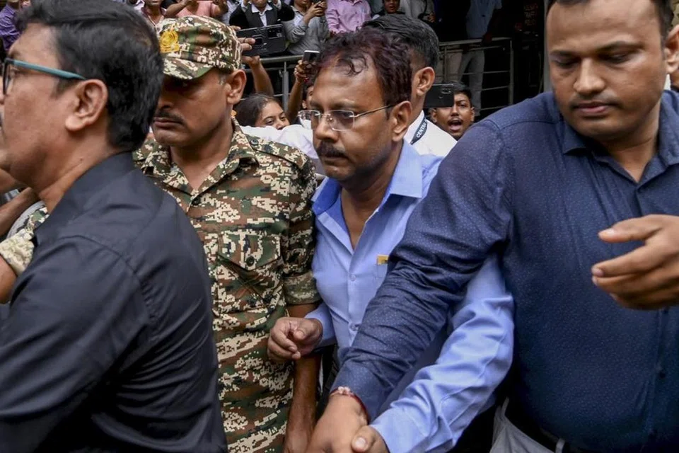 நிதி முறைகேடுகள் தொடர்பாக சந்தீப் கோஷ் மற்றும் அவரது கூட்டாளிகள் மூவரின் வீடுகளில் ஒரே நேரத்தில் அமலாக்கத்துறை அதிகாரிகள் சோதனை மேற்கொண்டனர்.